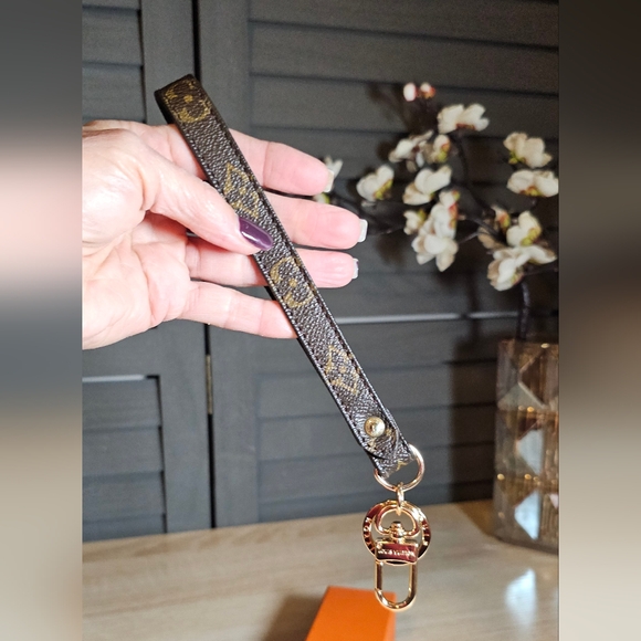 Authentic LOUIS VUITTON Monogram Canvas Wristlet Strap Keychain - Picture 7 of 11